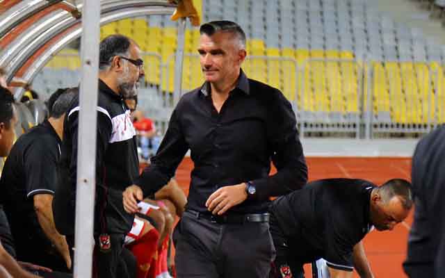 كارتيرون يظهر العين الحمراء لوقف التمرد ويفتح النار علي نجم النادي الأهلي ويعاقبه