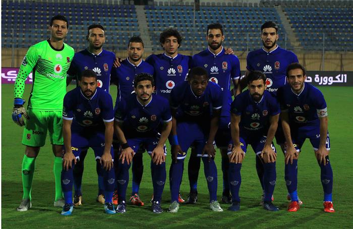 الأهلي نيوز : الأمن الجزائري يحتجز بعثة الأهلي فى الملعب بسبب الجماهير