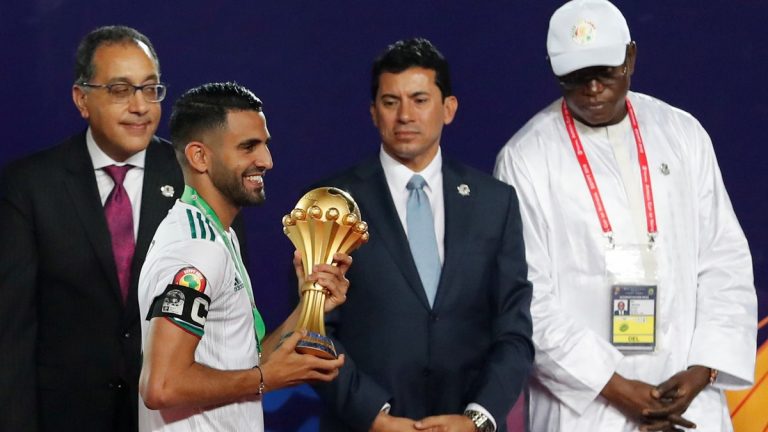أمم أفريقيا : مرتضي يهين رياض محرز ويؤكد :عيل مراهق لسه بتلبس بمبرز