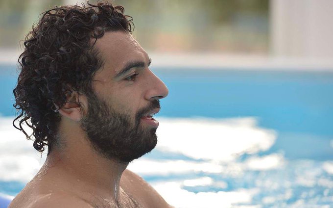 صلاح في حالة استجمام تام بعد تأهل مصر لدور الـ16..وأكرم حسني يهتف لمو مع الأجانب