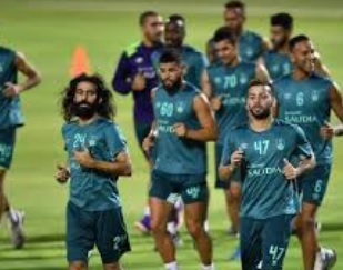 الأهلي السعودي يسقط أمام الوحدة ..والجماهير تلقي زجاجات المياه على برانكو