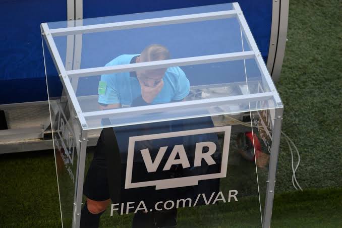 الدوري السعودي ..سبب طريف لتعطل الـ VAR في مباراة الفتح والنصر
