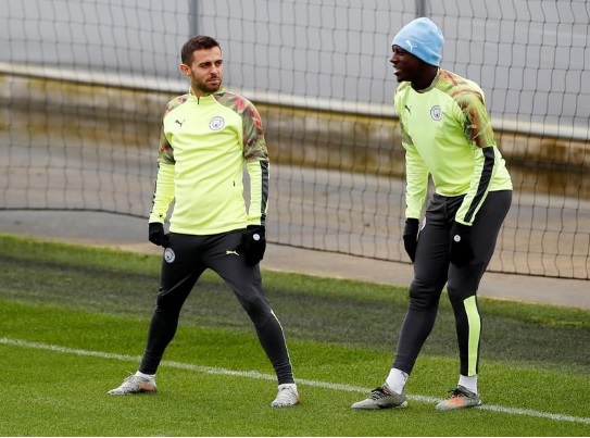 لاعب مانشستر سيتي يوقف مباراة واحدة بسبب تغريدة مثيرة تجاه زميله بالفريق