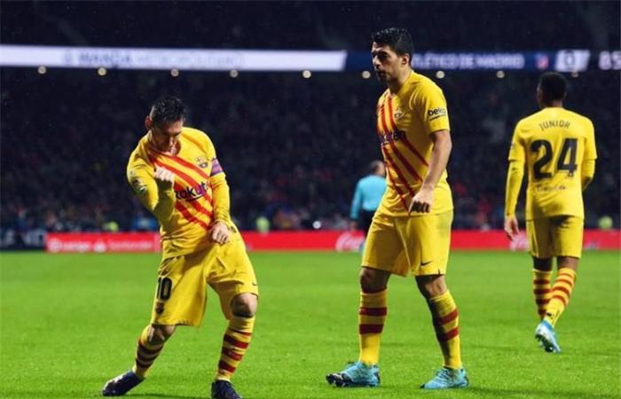 جماهير أتلتيكومدريد تقذف ميسي بمظلة سوداء وتستقبل جريزمان بالصافرات