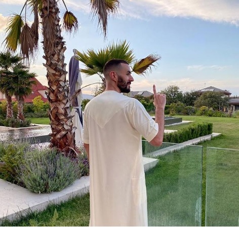 كريم بنزيما يودع منزله بجلباب أبيض قبل العودة لتدريبات ريال مدريد(صورة)