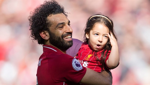 محمد صلاح وابنته داخل حمام سباحة..ويوثق مشاركتة بتدريبات ليفربول بسيلفي(صور)