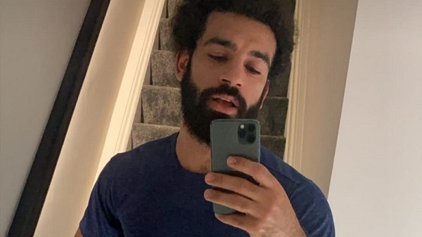 محمد صلاح يلعب ” XO ” في الحجر المنزلى .. (صورة)