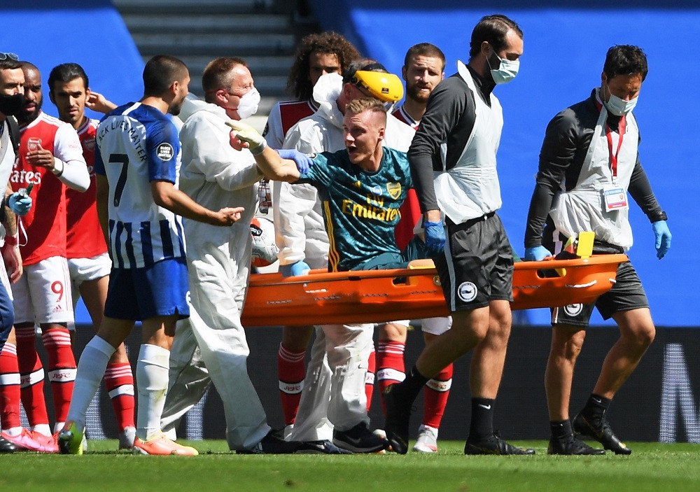 حارس آرسنال يلوم لاعب برايتون من على المحفة بعد إصابته القوية(فيديو)