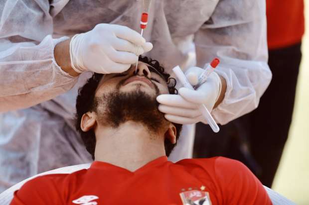 أخبار الأهلي : شاهد بالصور .. مسحة كورونا “الخامسة” لنجوم الأهلي