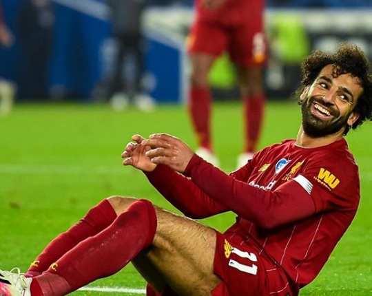 محمد صلاح ضاحكا فى ظهور جديد بفنجان قهوة .. (صورة)