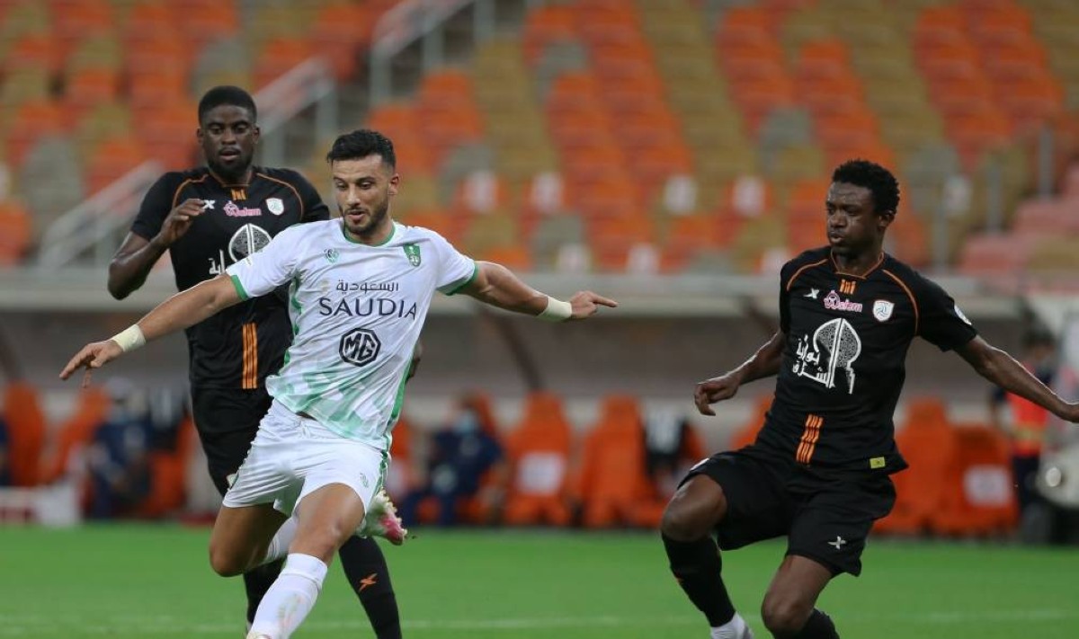 الأهلي السعودي يكشف عن موقفة بشأن رحيل محمد العويس وعمر السومة