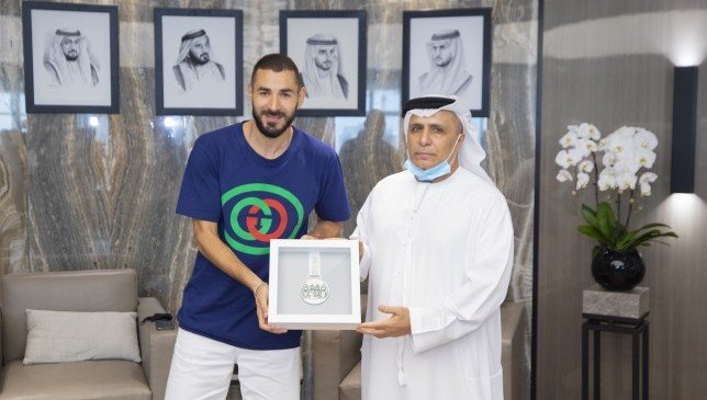 مجلس دبي الرياضي يمنح بنزيمة ميدالية أبطال خط الدفاع الأول