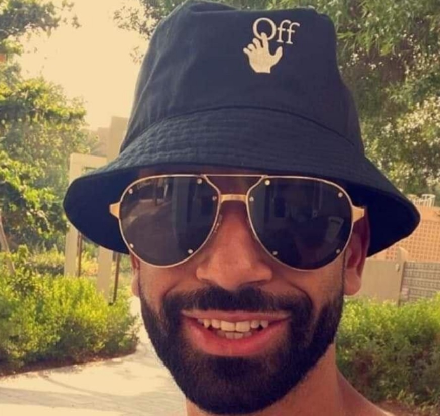 محمد صلاح ينشر صورة جديدة من إجازته الصيفية بدبى بكاب ونظارة(صورة)