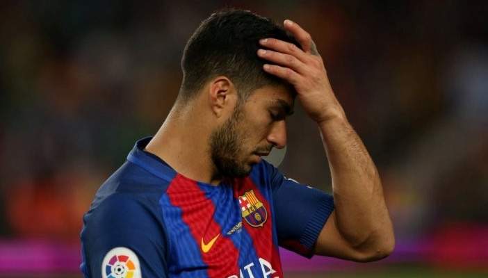 برشلونة يهدد سواريز : مصيرة سيكون المدرجات حتي انتهاء عقدة