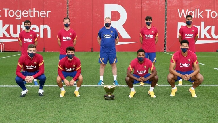 لاعبو برشلونة في صورة مع كأس قبل يوم من المنافسة عليها (فيديو)