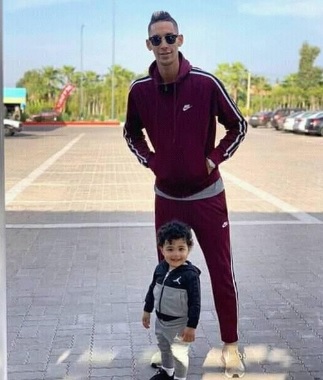 بدر بانون لاعب الأهلى الجديد يحتفل مع ابنه بفوز الرجاء بالدورى المغربى(فيديو)