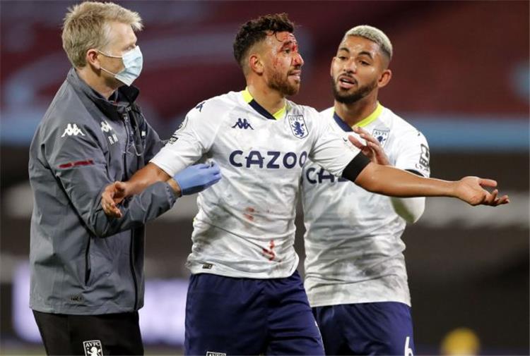 أستون فيلا يداعب تريزيجيه بكلمات من أغنية تامر حسني:بتغيب وأنت اللي على بالي