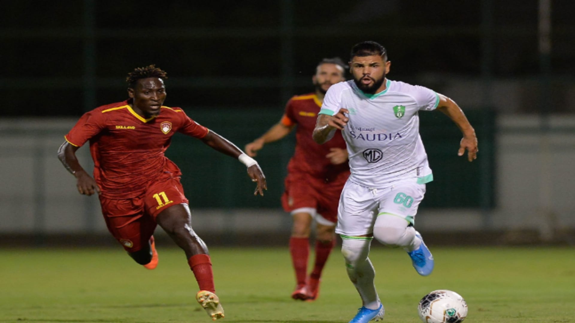 الدوري السعودي ..النصر يتراجع للمركز الأخير بعد فوز ضمك على الأهلي(فيديو)