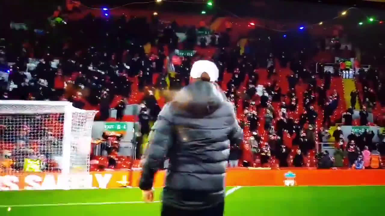 كلوب يحتفل مع جماهير ليفربول بشكل جنونى بعد رباعية وولفرهامبتون(فيديو)