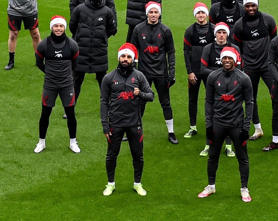 محمد صلاح ونجوم ليفربول يرتدون قبعة سانتا كلوز: أجواء احتفالية بمران الريدز