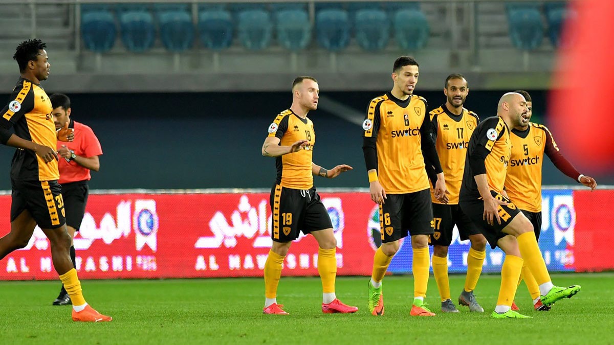 لاعب القادسية يتعرض للطرد بعد تهجمه على حكم مباراة نهائي كأس ولي العهد(فيديو)
