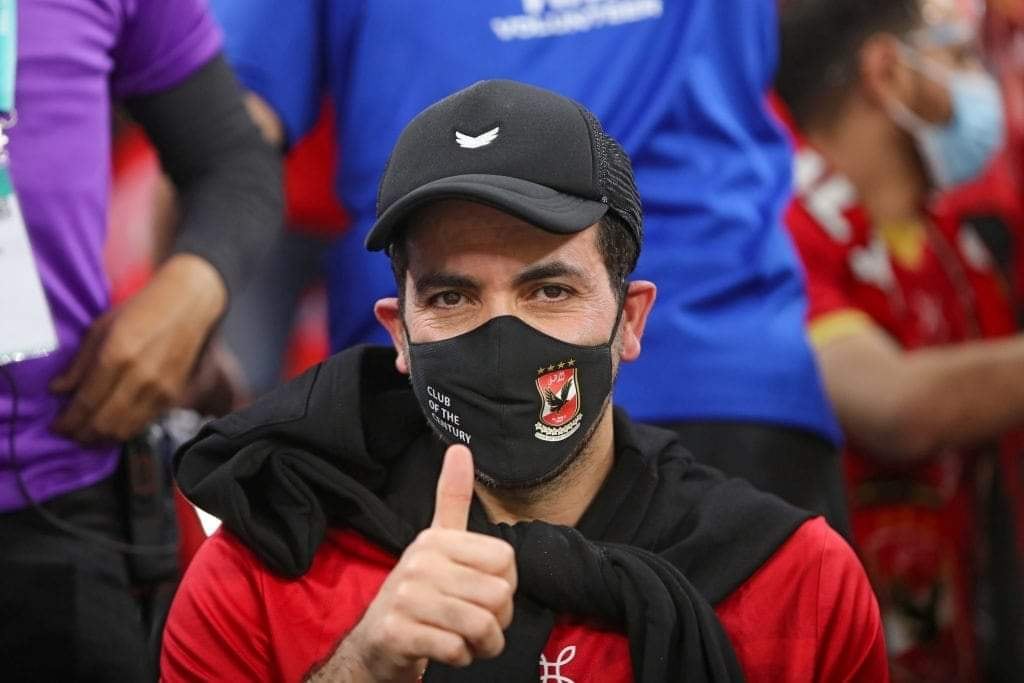 أخبار الأهلي : صور .. أبوتريكه يعرض الهدية التى أرسلها له نجوم الأهلي