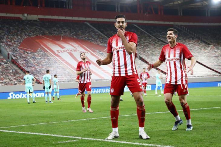 كوكا يقود أولمبياكوس للفوز على أريس سالونيكا بثنائية بكأس اليونان
