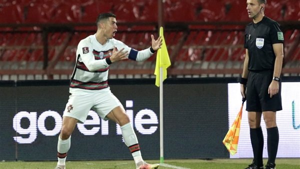 رونالدو ينفعل ويلقي شارة منتخب البرتغال بعد إلغاء هدفه ضد صربيا(فيديو)
