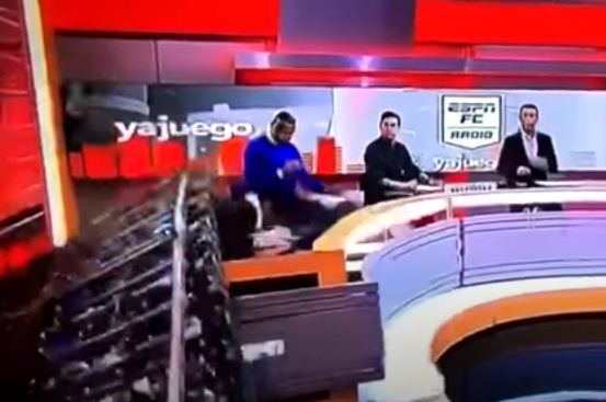 شاهد ..سقوط لوحة كبيرة على ضيف ببرنامج تليفزيونى فى كولومبيا( فيديو )