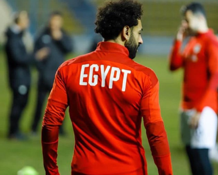 صلاح يتخطى أسطورة الكرة المصرية الراحل الشاذلي..والجماهير تحاصراللاعب بنهاية المباراة