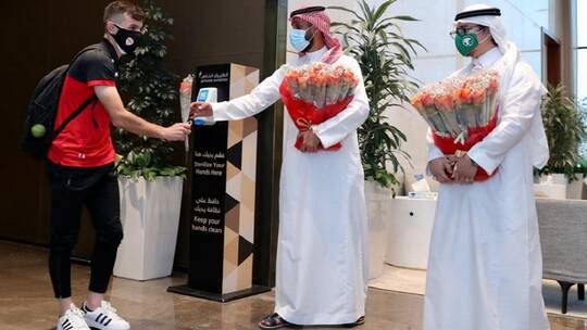 السعودية تستقبل فريق كروي إيراني بالورود والحلويات (صور)