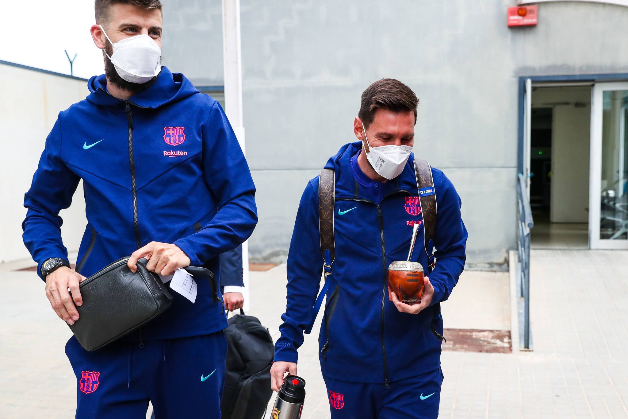 بعثة برشلونة تطير إلى مدريد لخوض الكلاسيكو (فيديو +صور)