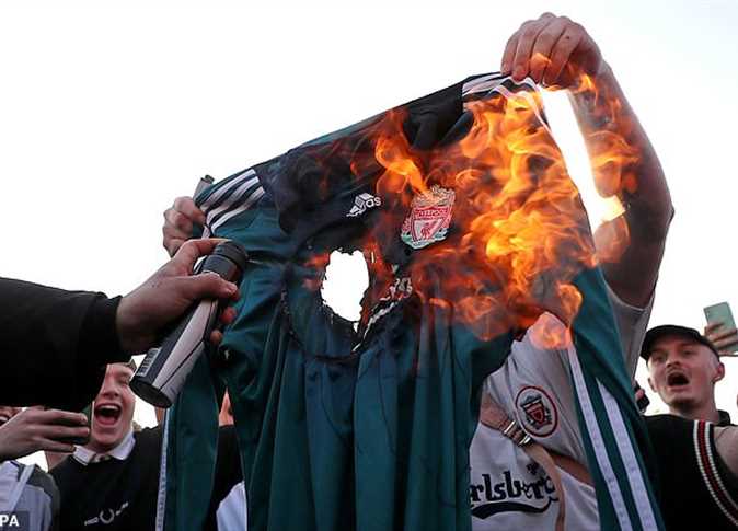 جماهير الريدز ترفض السوبر ليج..حرق قميص ليفربول ومطاردة لحافلة الفريق