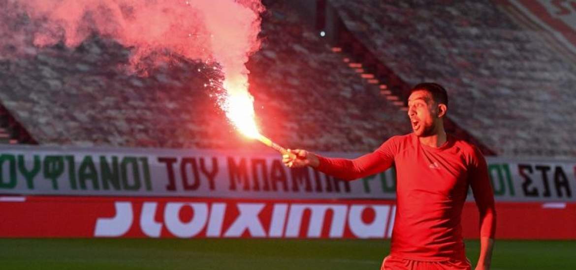 كوكا يحتفل بالشماريخ بعد تتويجه بلقب الدوري اليونانى مع أولمبياكوس(فيديو)