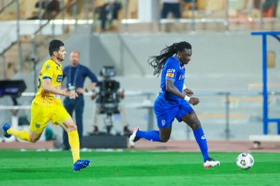 الهلال يتوج رسميا بلقب الدوري السعودي للموسم الثاني على التوالي ( فيديو)