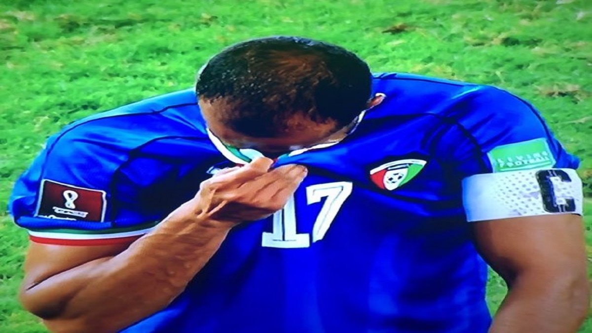 شاهد ..بكاء بدر المطوع بعد خروج منتخب الكويت من تصفيات كأس العالم (فيديو)