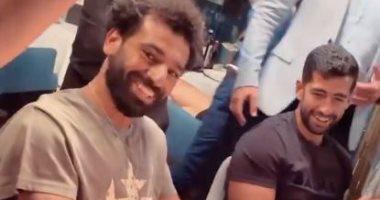 محمد صلاح يحطم طبقا على رأس صديقه داخل مطعم ويشعل الألعاب النارية(فيديو)