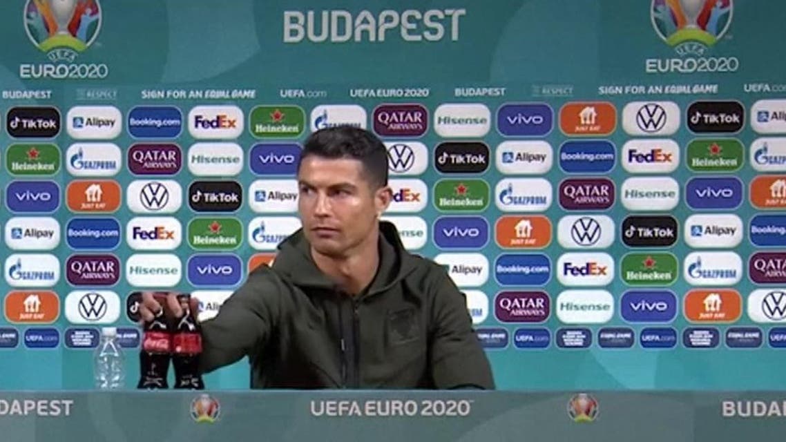 كوكا كولا تخسر 4 مليارات دولار بسبب تصرف كريستيانو رونالدو!