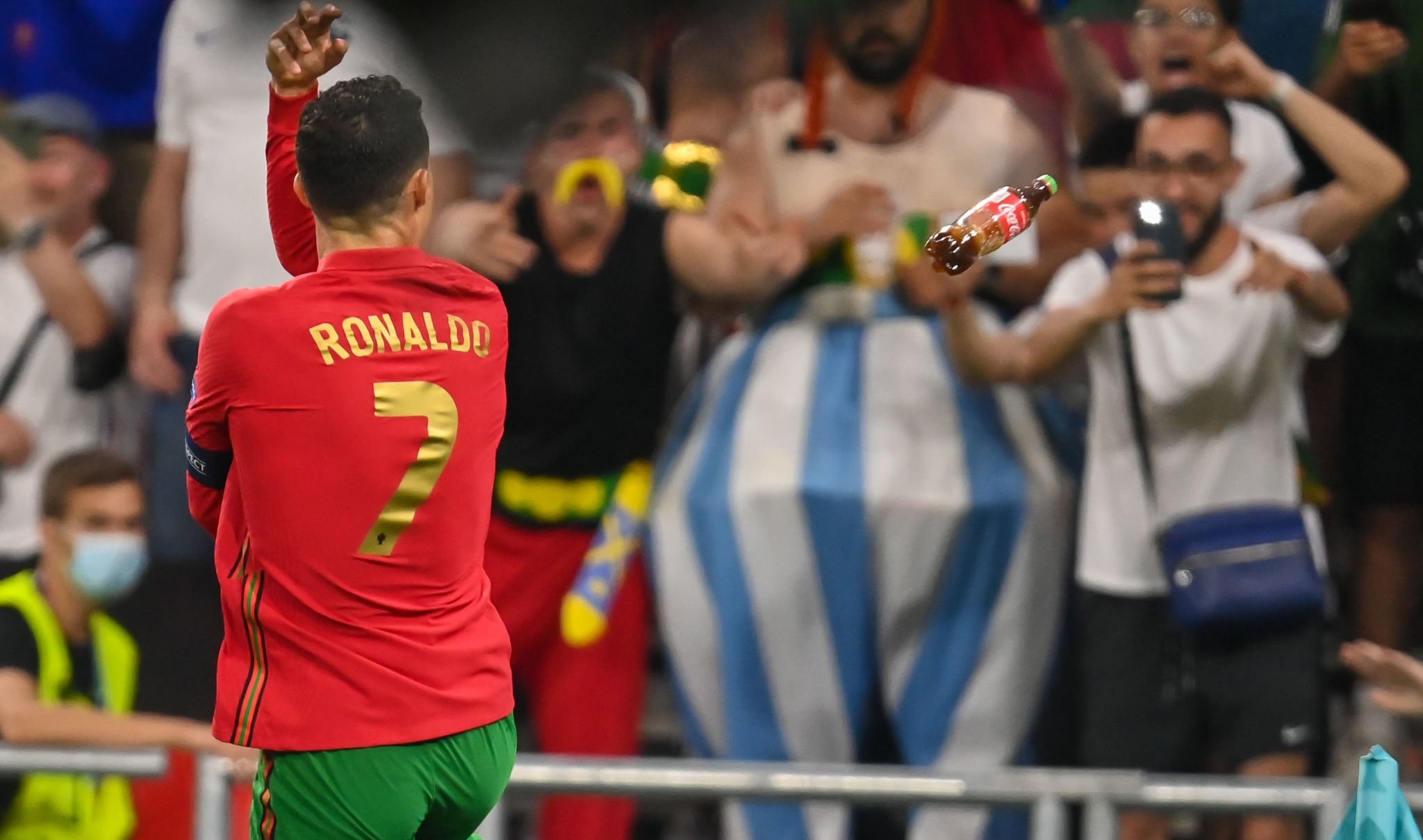 يورو 2020 .. الجماهير تقذف رونالدو بـ المشروبات الغازية مع انتهاء مباراة فرنسا(صور)