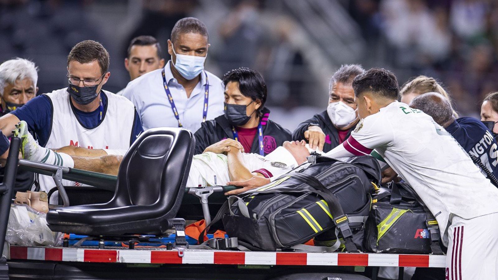الكأس الذهبية ..لوزانو نجم المكسيك يتعرض لإصابة قوية ويُنقل للمستشفى في افتتاح البطولة (فيديو)