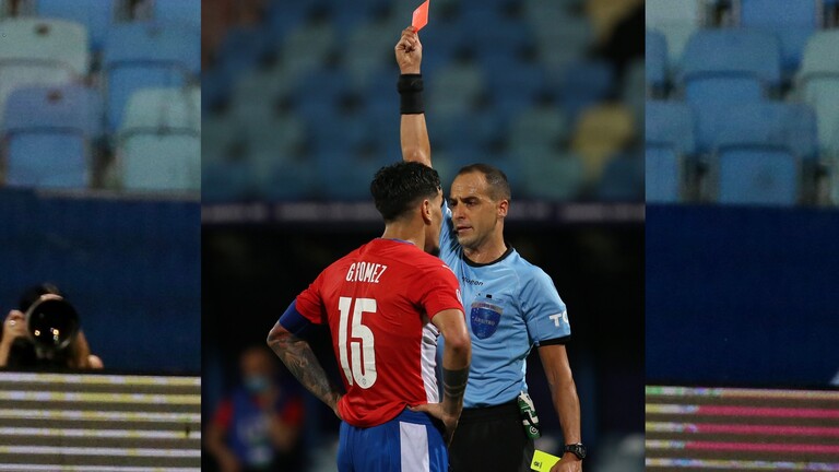 كوبا أمريكا .. لاعب يتهجم على الحكم بعد قرار مثير للجدل (فيديو)