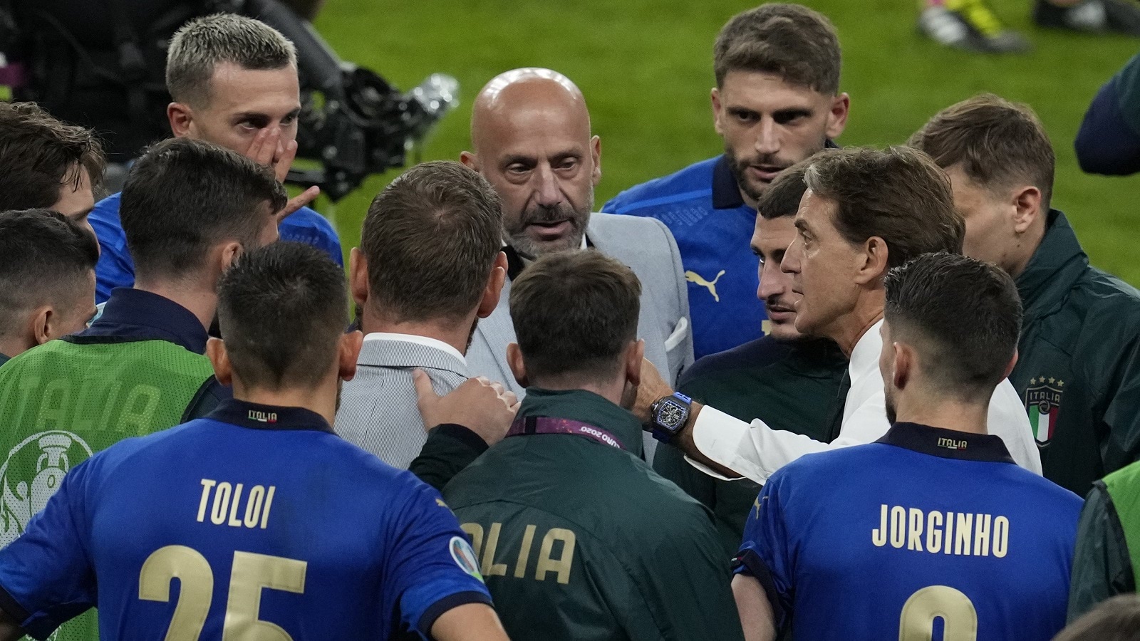 يورو 2020 .. رد فعل مساعد سائق حافلة منتخب إيطاليا بعد ملاحظته الانطلاق بدون رئيس البعثة (فيديو)