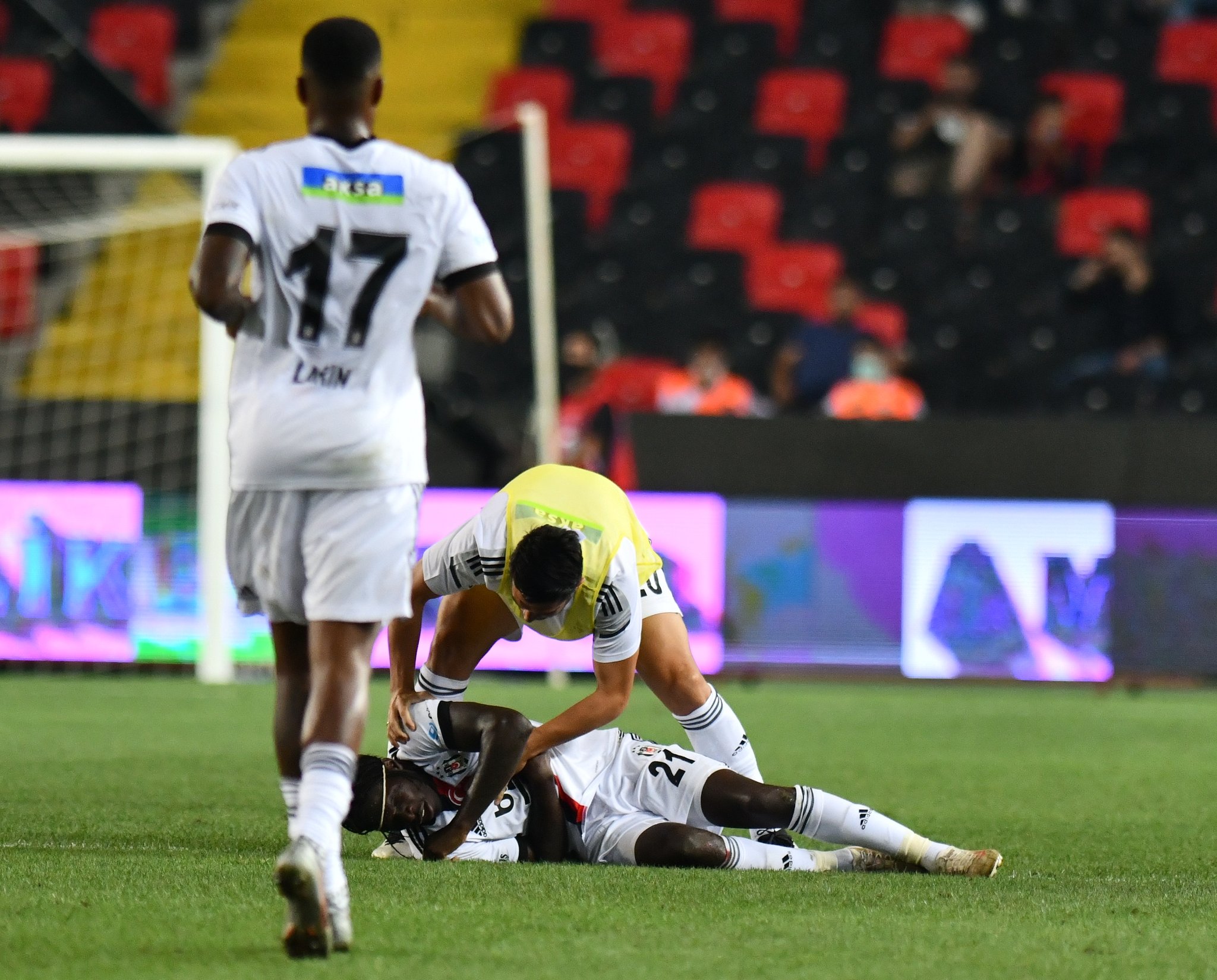 الدوري التركي .. سقوط لاعب بشكتاش مغشيا عليه خلال لقاء غازى عنتاب ( فيديو)