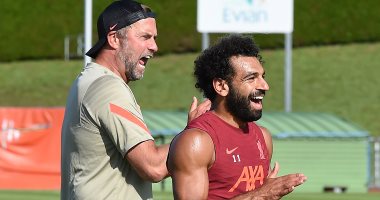 محمد صلاح رفقة يورجن كلوب يشجعان لاعبى الريدز