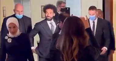 شاهد لحظة استلام زوجة محمد صلاح جائزة القدم الذهبية (فيديو)