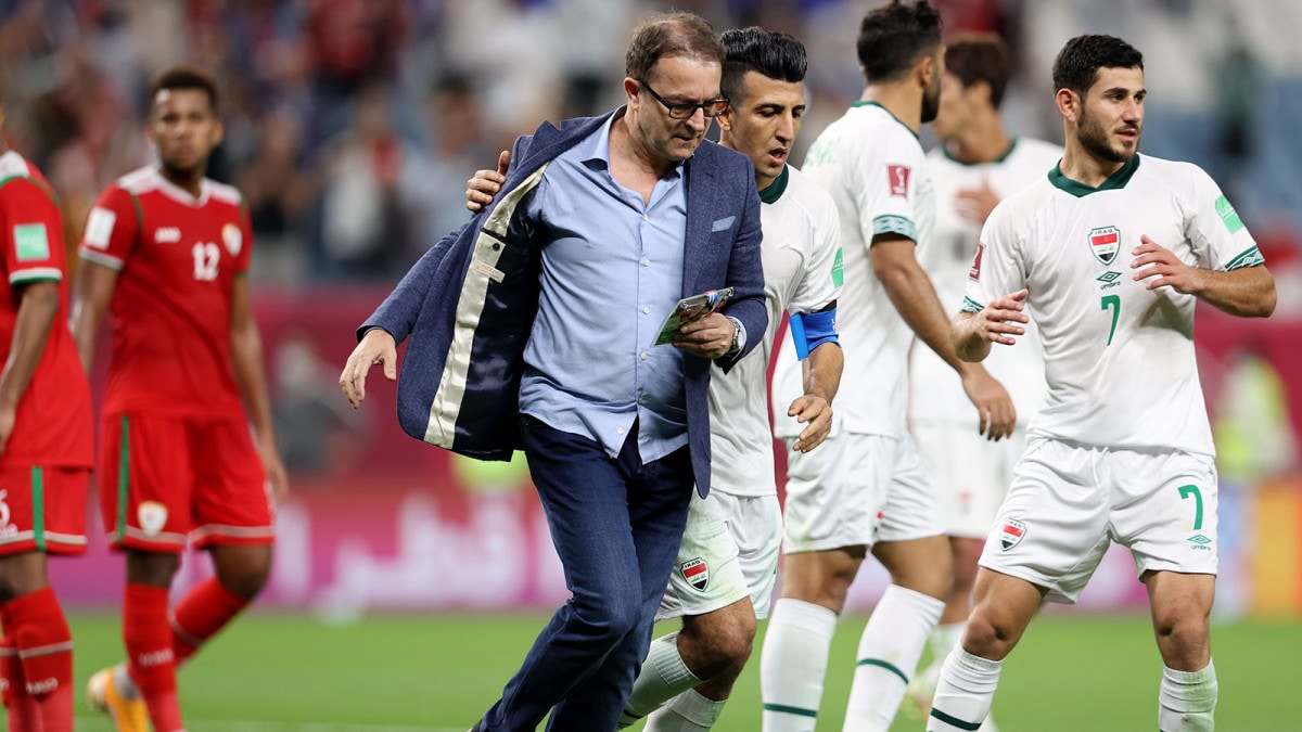شاهد .. مدرب العراق في تصرف غريب يقتحم أرض الملعب أثناء المباراة .. لهذا السبب!(فيديو)