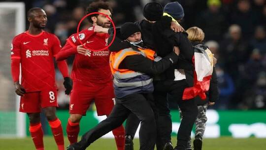 مراهق يحمل علم مصر يقتحم ملعب مباراة ليفربول ويتشبث بقميص صلاح