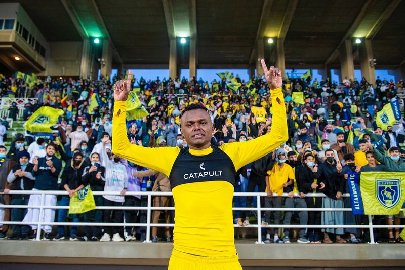 شاهد .. نجم التعاون السعودي يودع فريقه بلقطات مؤثرة والدموع (فيديو)