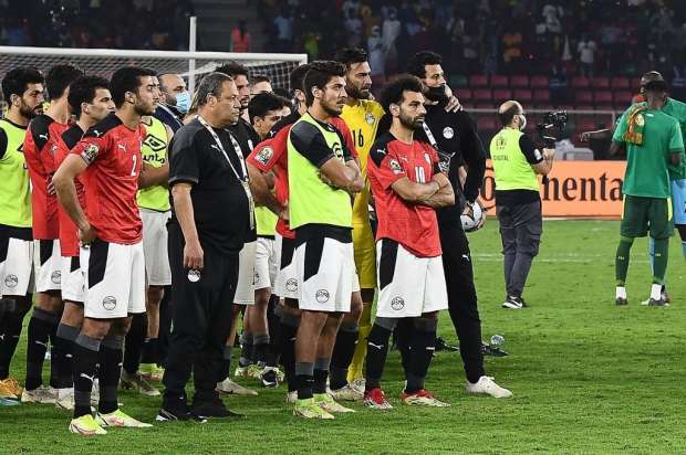أخبار منتخب مصر : استقبال بعثة منتخب مصر بالورود بعد العودة من الكاميرون