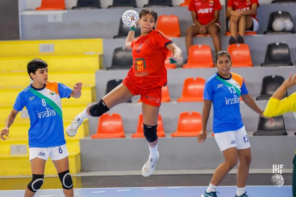 منتخب ناشئات اليد يحتل المركز الثاني في الدور الرئيسي ببطولة العالم بعد الخسارة أمام الدنمارك